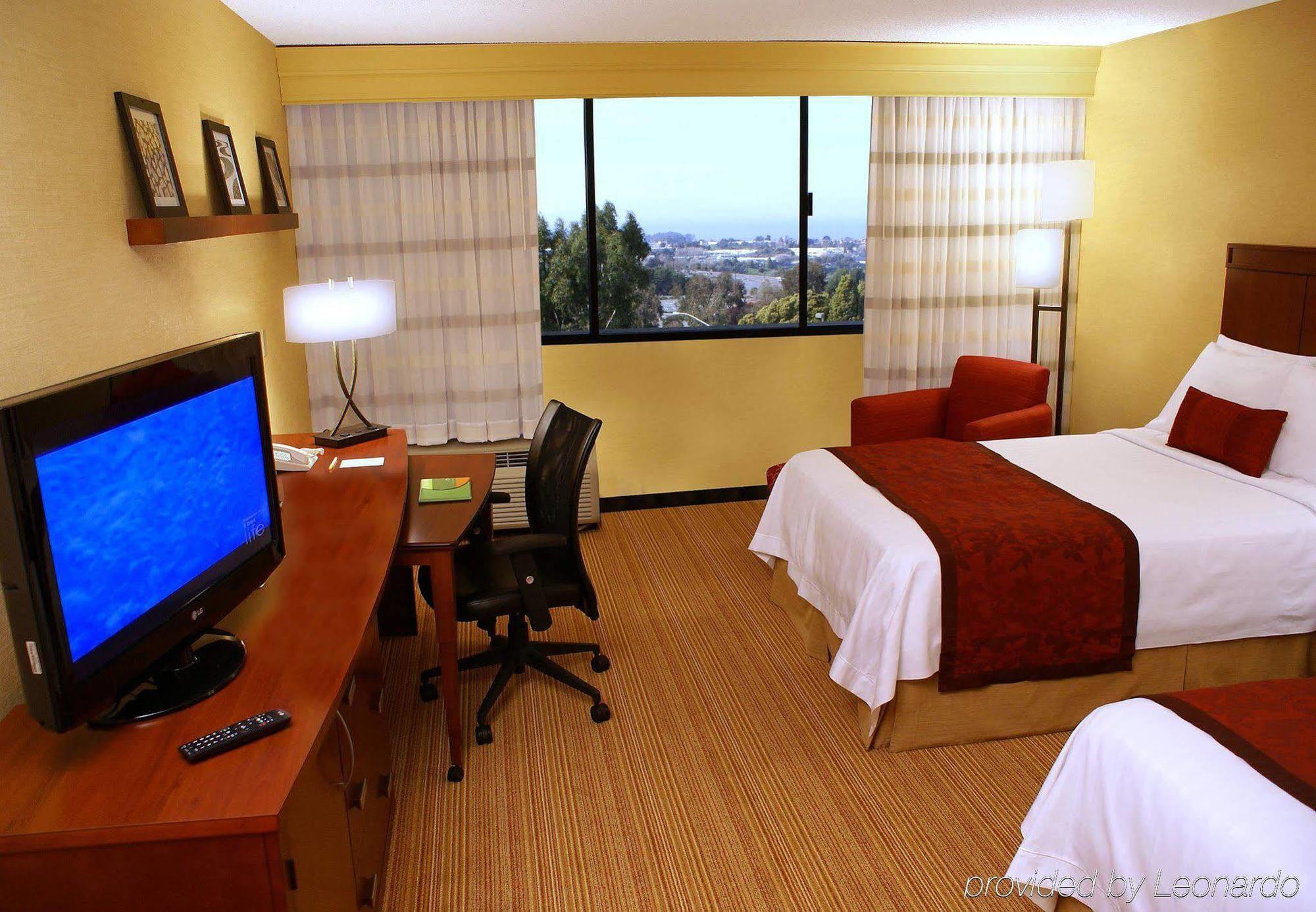 Courtyard By Marriott Richmond Berkeley Hotel Exterior photo